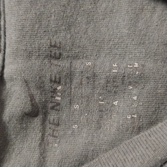 Girls The Nike Tee size S (5) - Picture 3 of 3